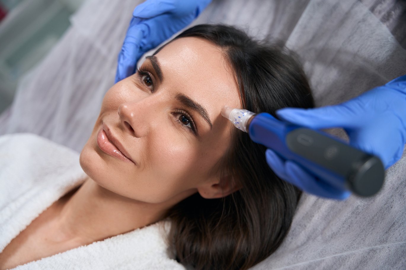 Top view of female holding device for microneedle mesotherapy